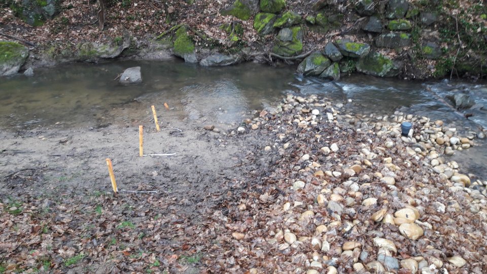 Porous ramp operating at medium flow with  sand accumulation upstream