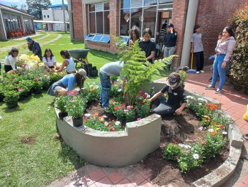 Planting for pollinators in a school of Borde Norte. Credits: Diana Ruiz, 2024.