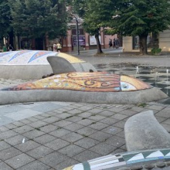 Mosaics and sinuous sculptures in a grey urban realm